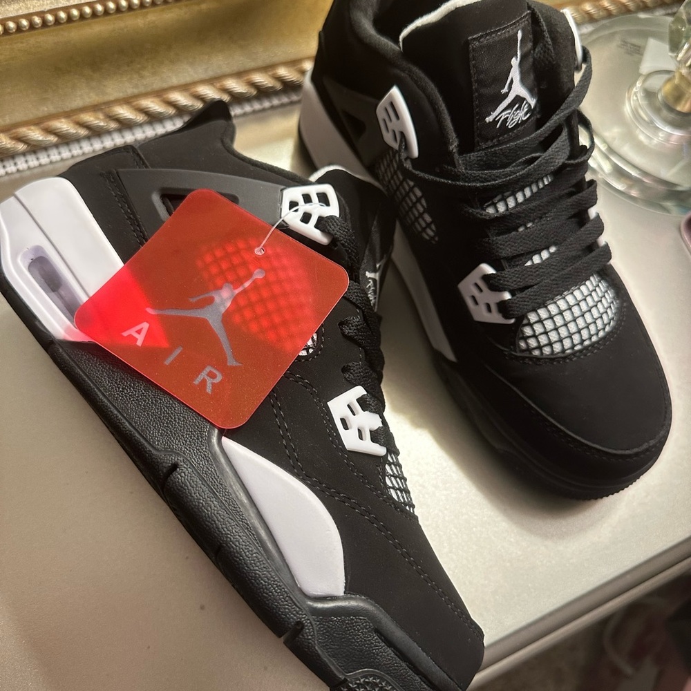 Jordan 4 - Size 6Y